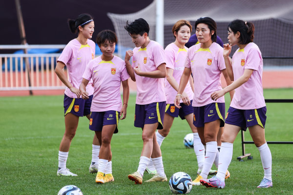 中国女足队员备战世界杯，训练成果显著