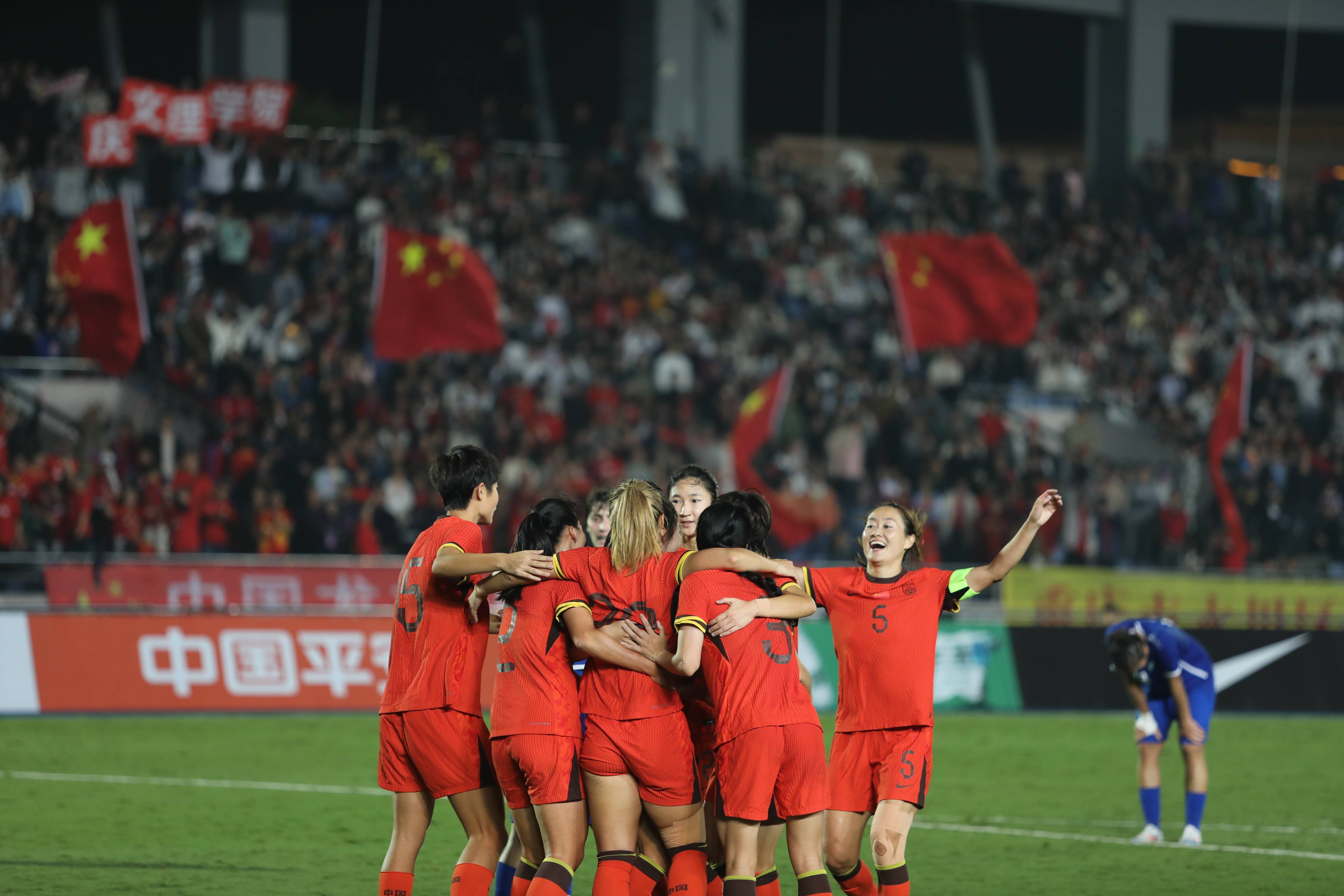 顶级国际女足赛事掀起狂欢潮流的简单介绍