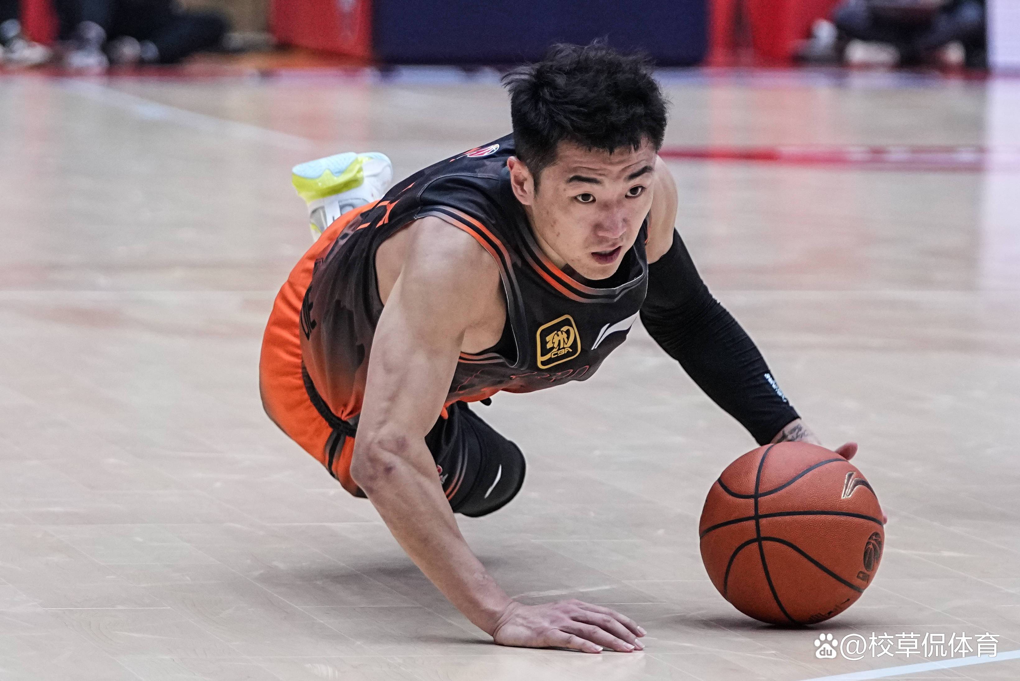 包含江苏苏宁中场球员现伤愈归队，球队备战的词条
