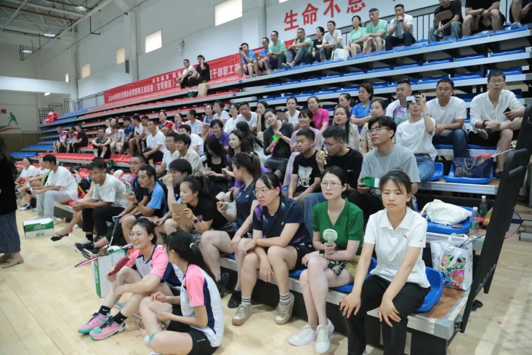 精彩比赛角逐绝不停歇，观众热情昂扬