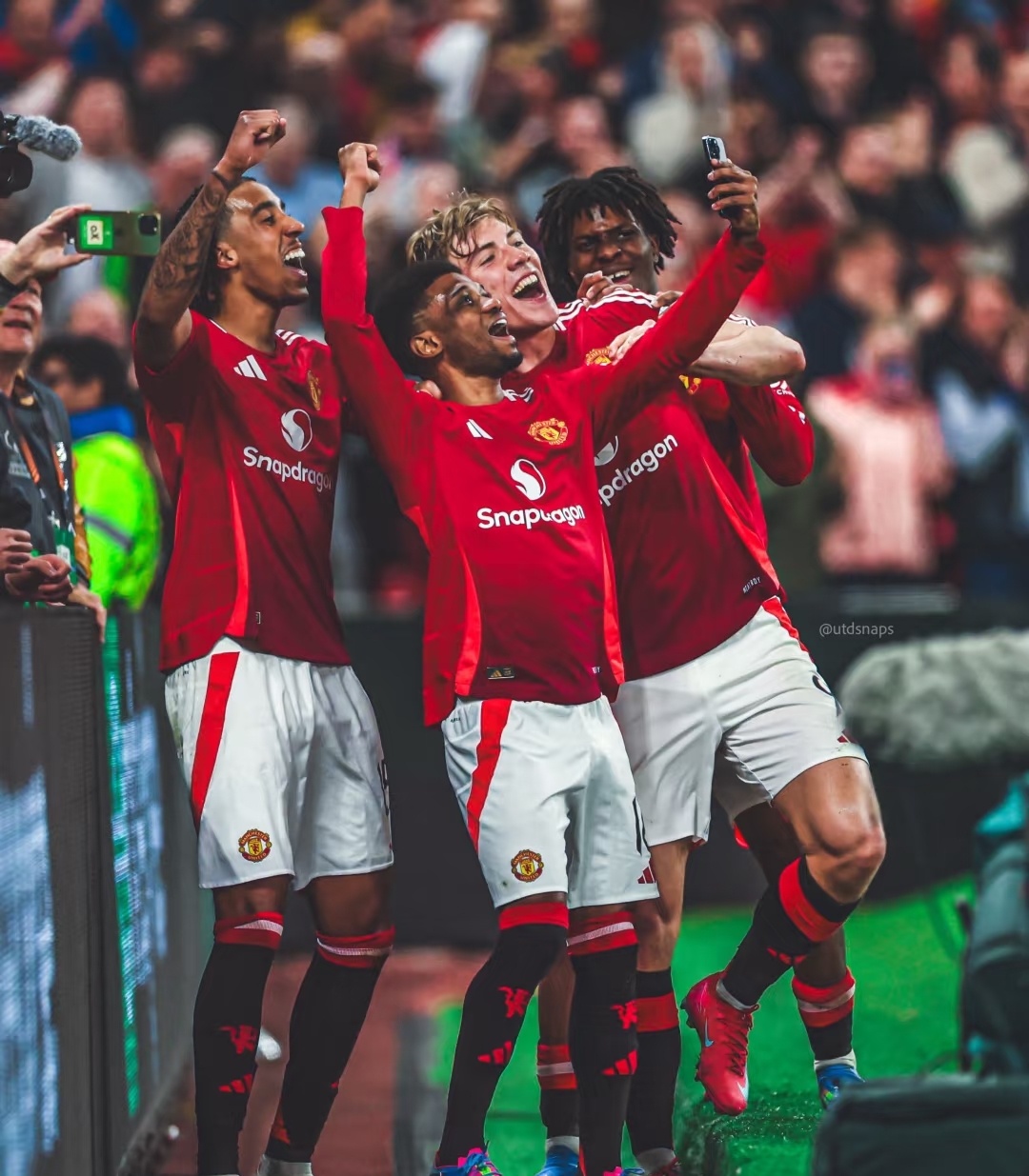 开云体育在线-包含曼联客场艰难取胜，球员表现出色顶住压力的词条