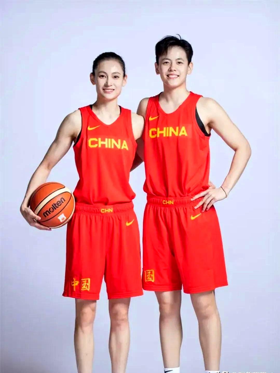 队内氛围融洽,球员团结一心争胜 队内氛围融洽,球员团结一心争胜