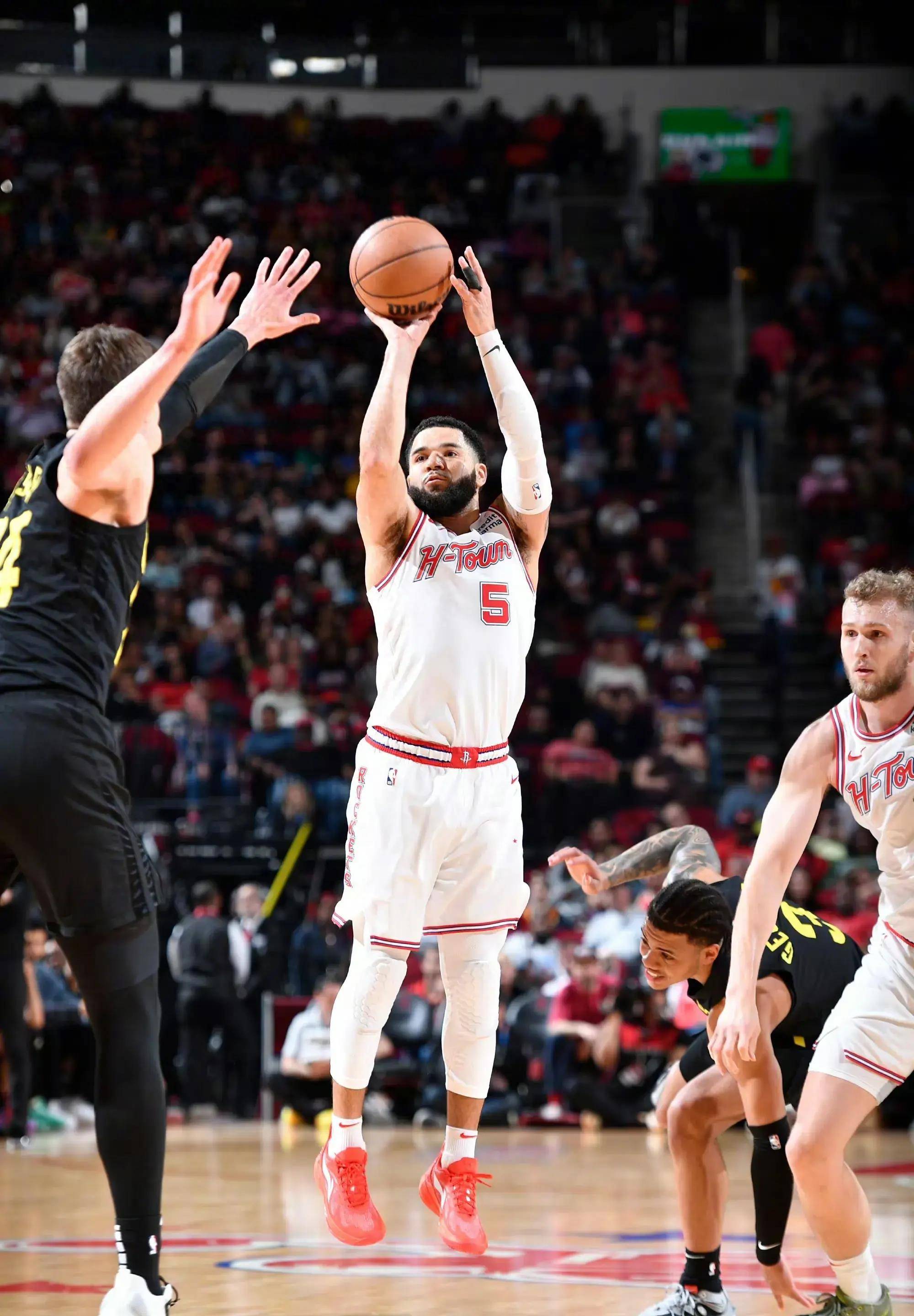 勇士不敌灰熊,汤普森投篮手感不佳 勇士不敌灰熊,汤普森投篮手感不佳