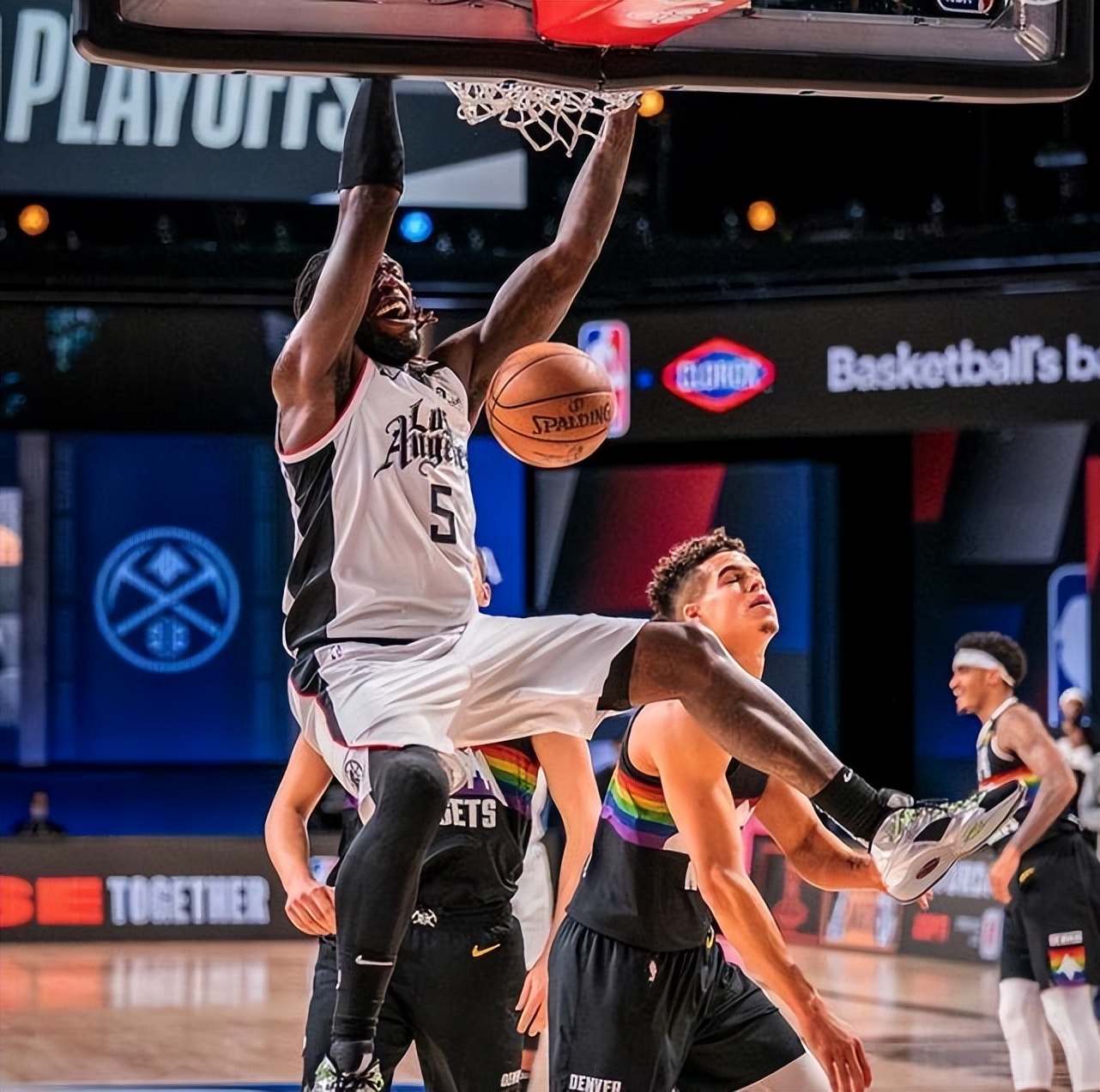 快船客场击败老鹰,哈雷尔砍下27分领军 快船客场击败老鹰,哈雷尔砍下27分领军