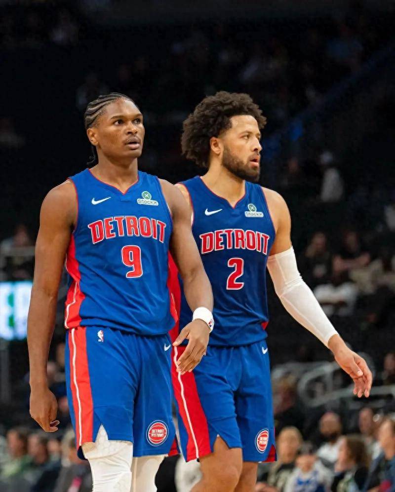 包含活塞球队战绩喜人，球迷期待他们冲击季后赛的词条